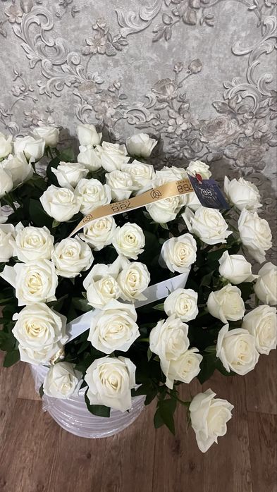 Свежий белые розы