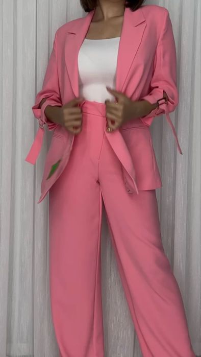 Женский Костюм .