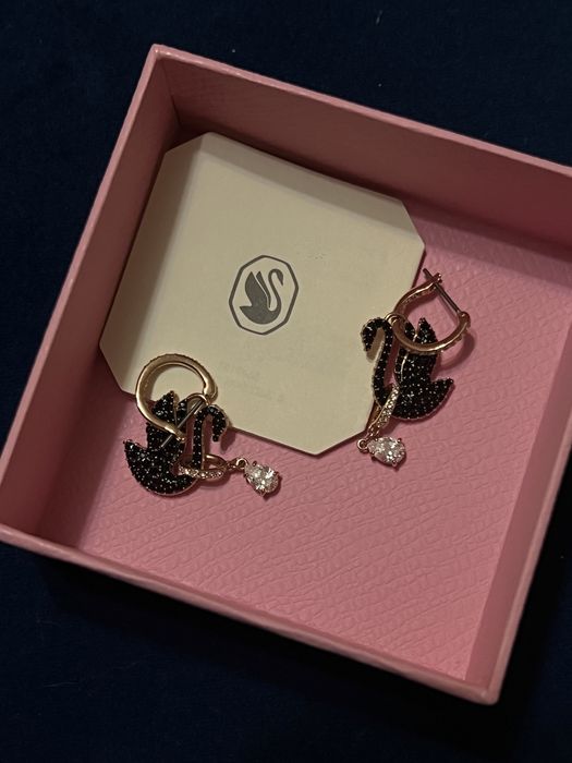 Продам серьги Swarovski новые