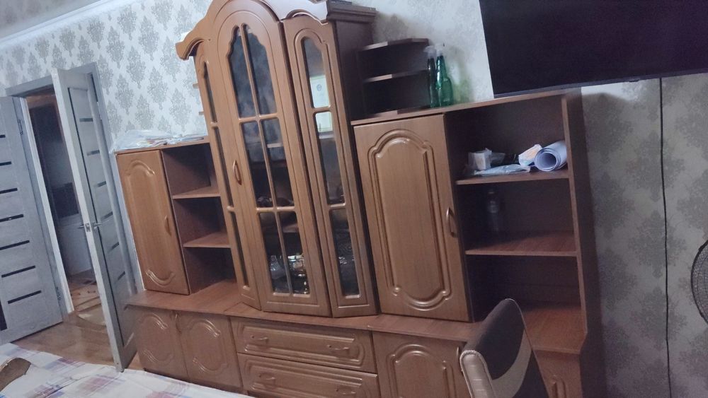 Стенка и диван сатылады