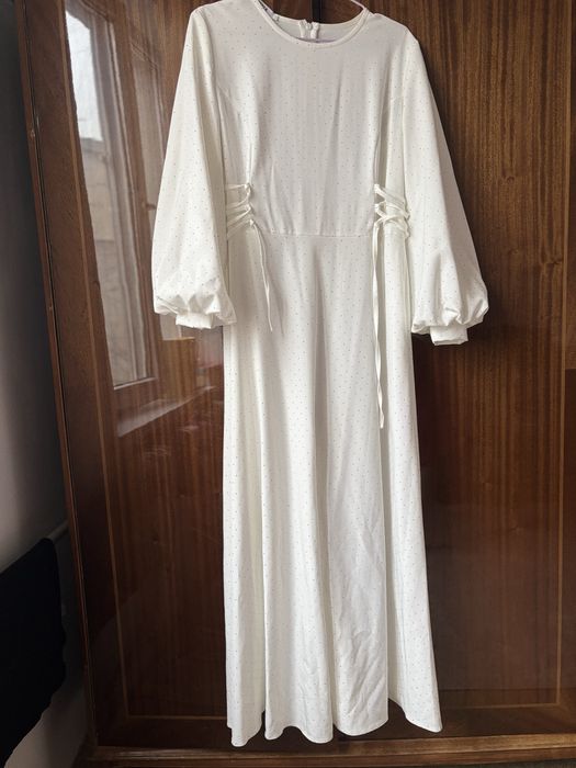 Нәзік ақ ұзын көйлек (минимал стиль)