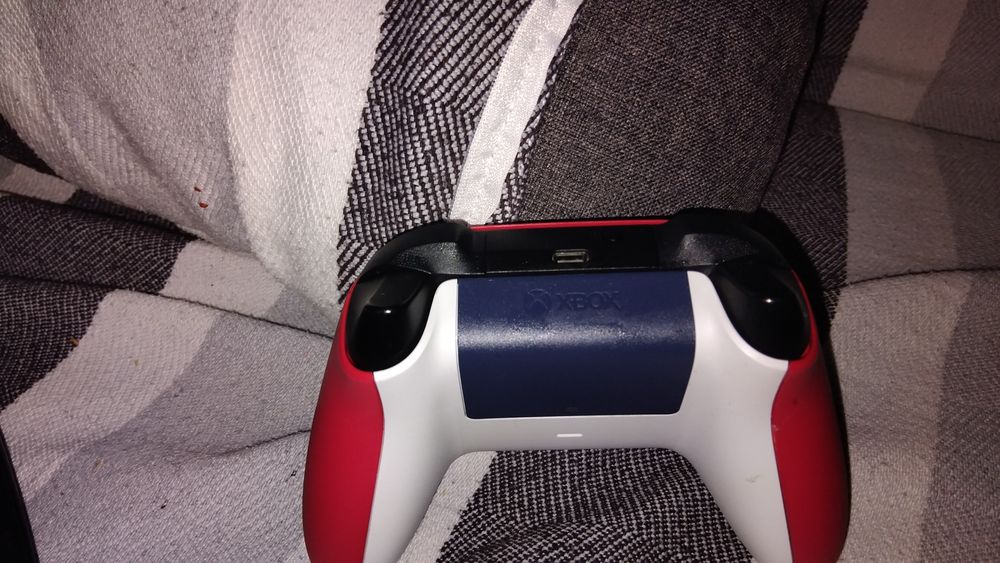 Vând urgent maneta de xbox series s roșie!