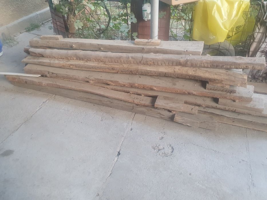 Лес необрезной балки стропила