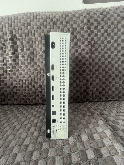 Xbox one s  un controler si 4 jocuri