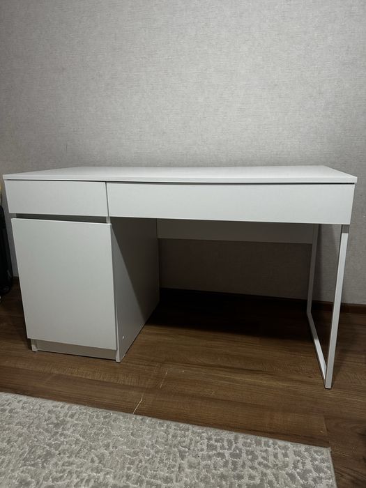 Белый учебный стол