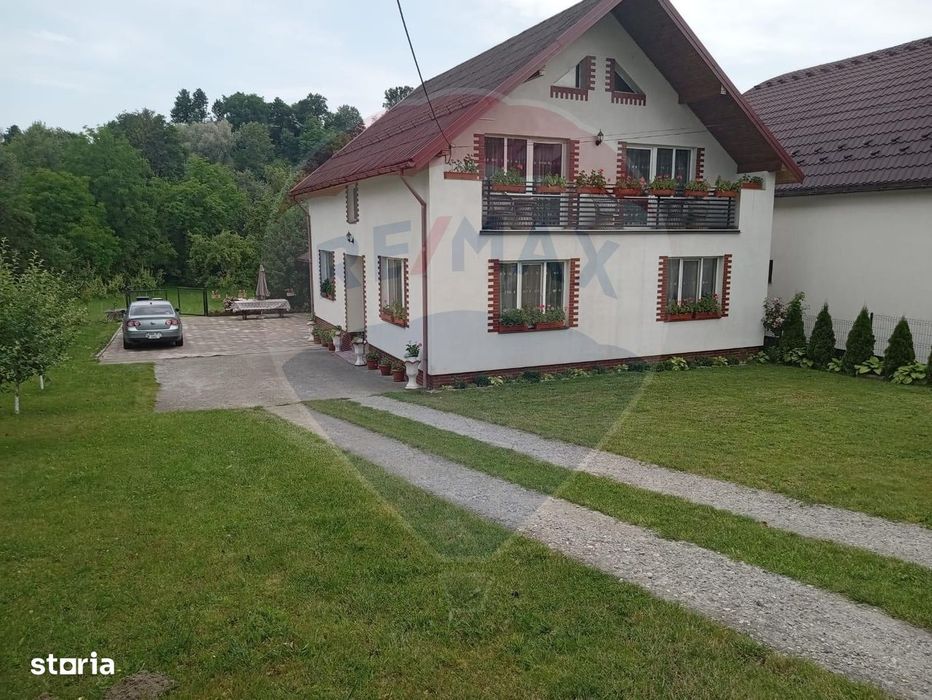 Casă individuală, teren 3275 mp, 6 camere, livadǎ cu pomi fructiferi