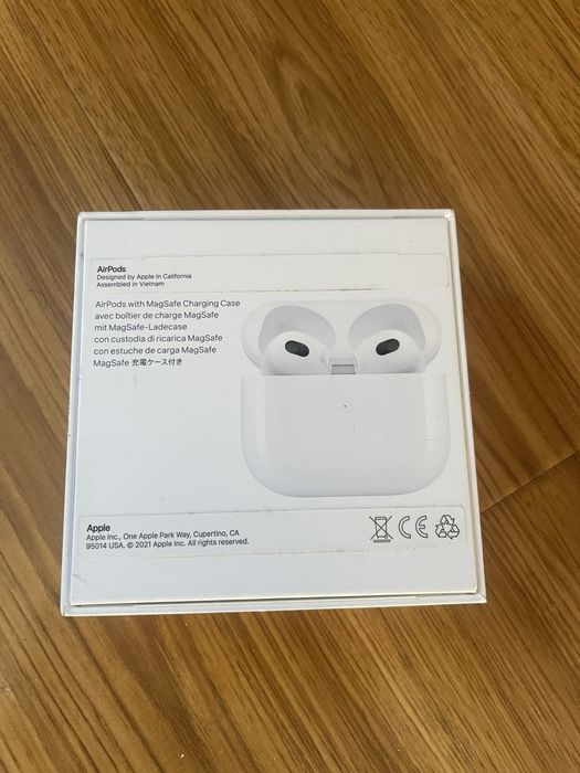 AirPods (generația 3) cu MagSafe Charging Case
