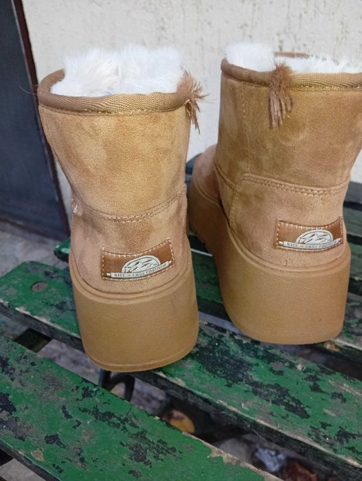 Bershka cizme de iarna imblanite culoare Camel masura 37