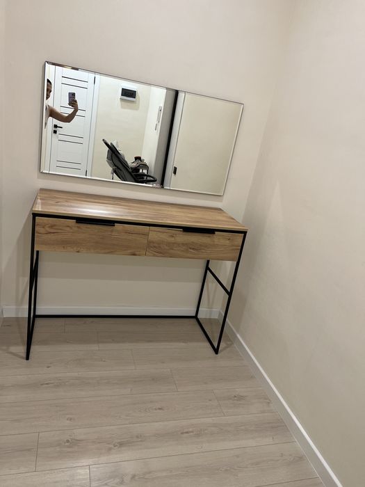 Продам туалетный столик с зеркалом