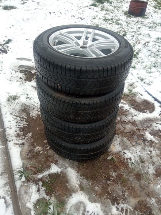 Vând 4 genti cu cauciucuri R18