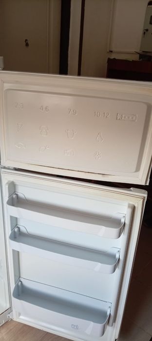 Продается двухсекционный холодильник Indesit.