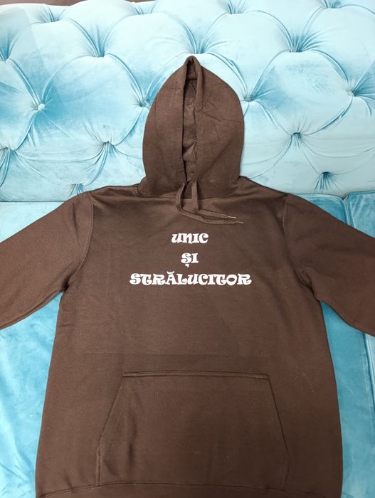 Hanorac barbatesc, negru,  personalizat cu mesajul Unic și strălucitor