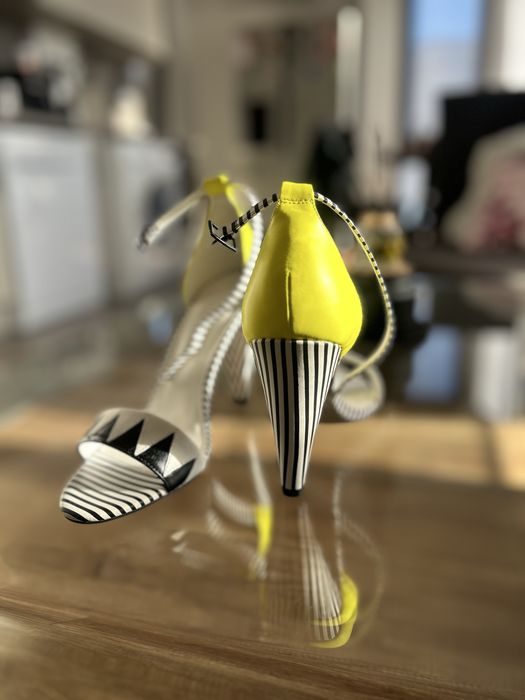 Сандали на висок ток