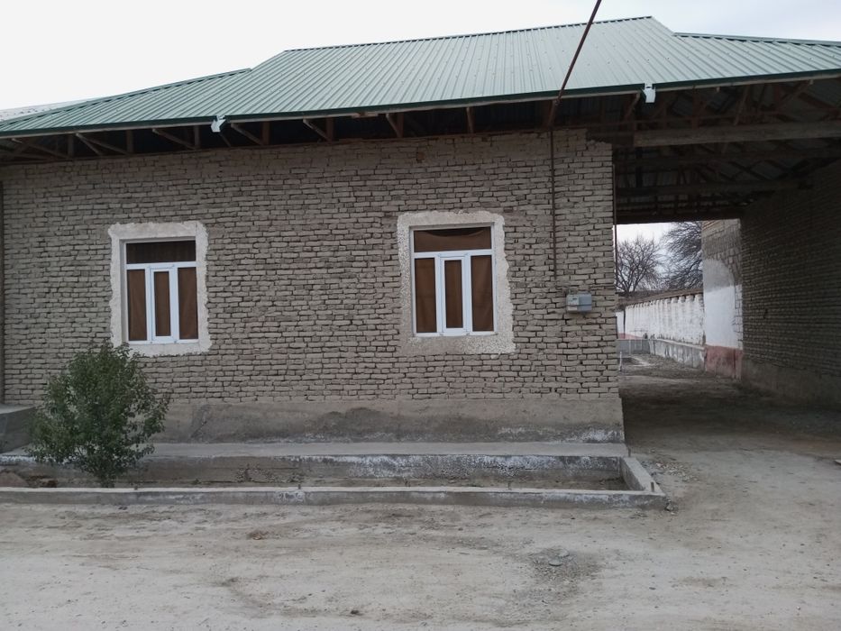 Срочно ховли сотилади .ески Шахар ески турон банк рупар