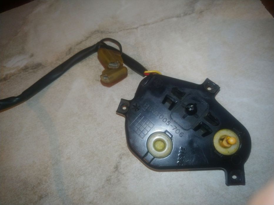 Продам от правого  электро зеркала Авенсис