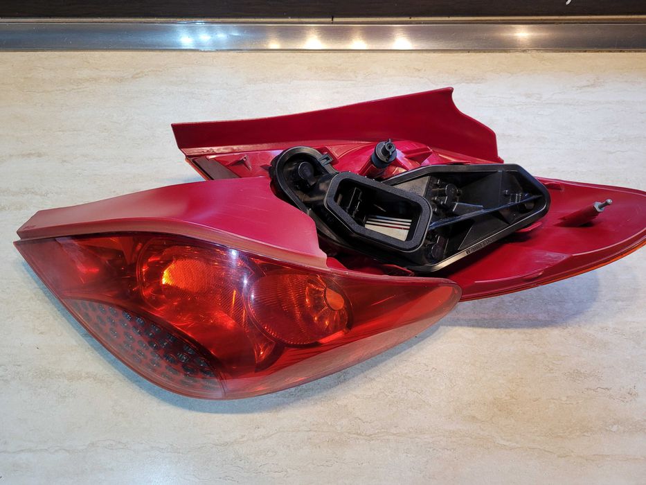 Pereche stopuri Peugeot 207 (stinga + dreapta) echipate cu becuri.