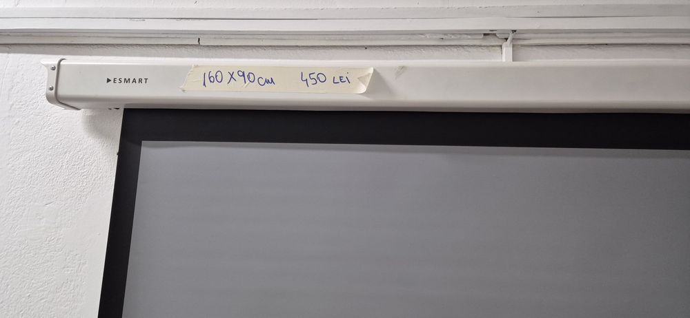 Ecran videoproiector retractabil cu telecomanda