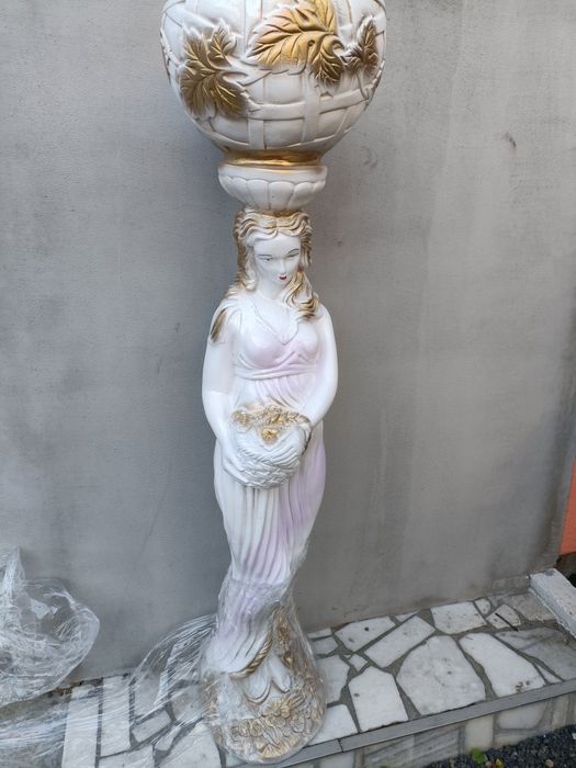 Statuete pentru flori de interior.