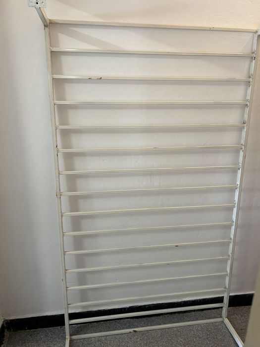 Grilaj metalic , fereastra , balcon