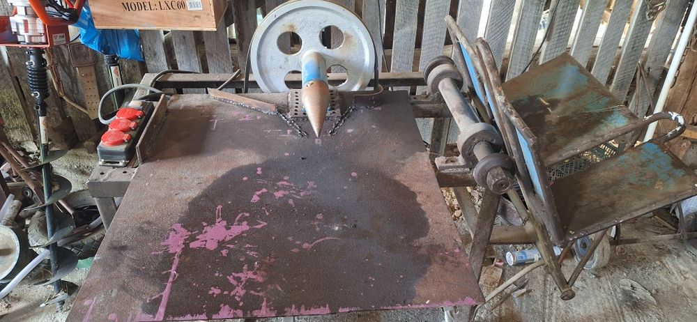 Masa circular si con despicare lemn.