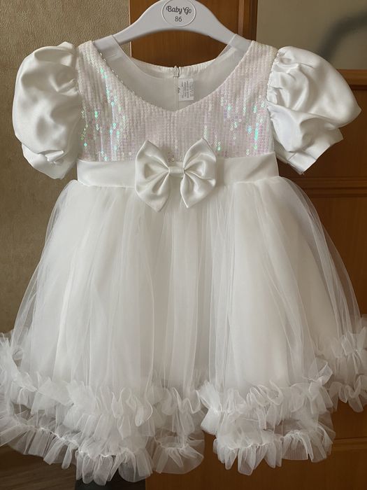 Продаю белое нарядное платье