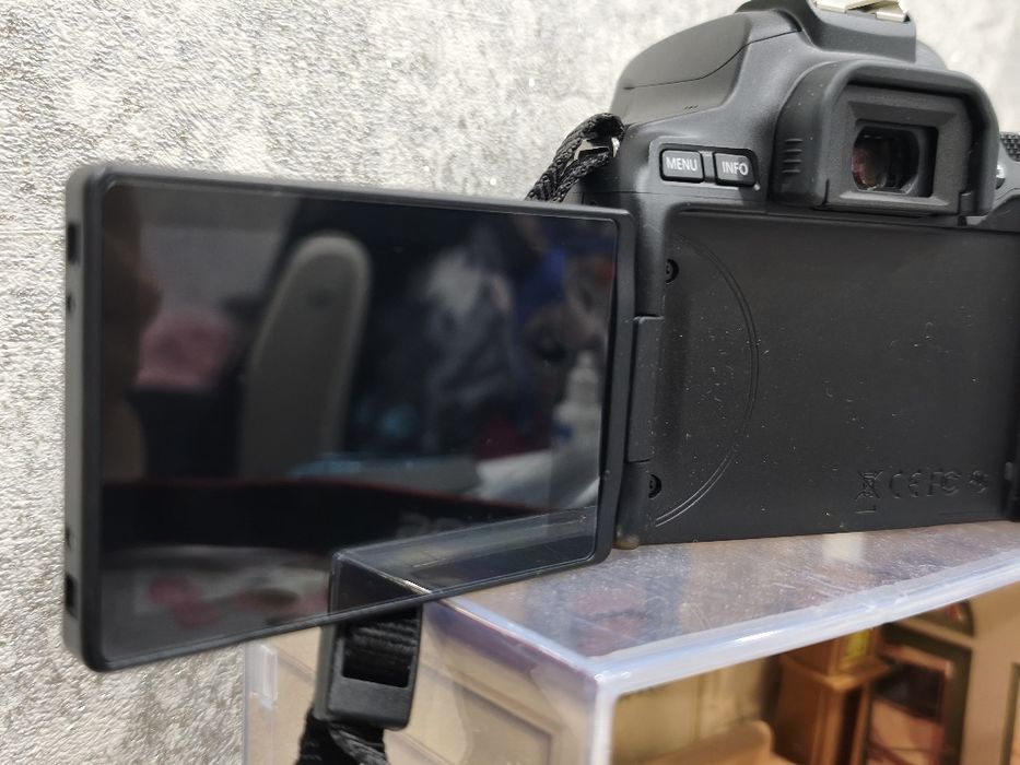 Продам фотокамеру Canon EOS 250D