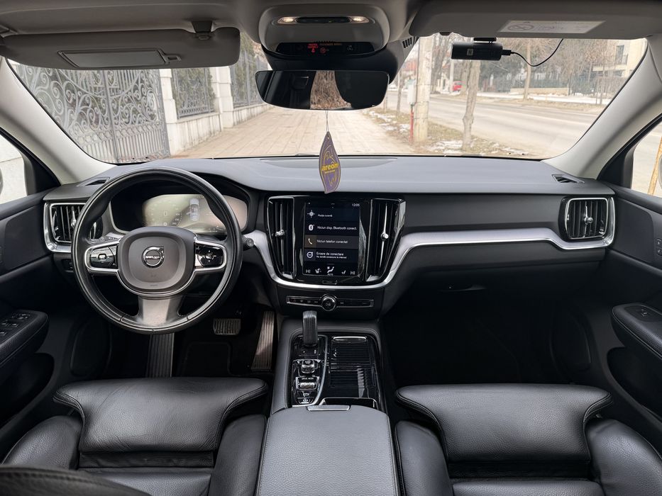 Vand/Schimb Volvo V60 PlugIn Hybrid 4x4 Impecabil