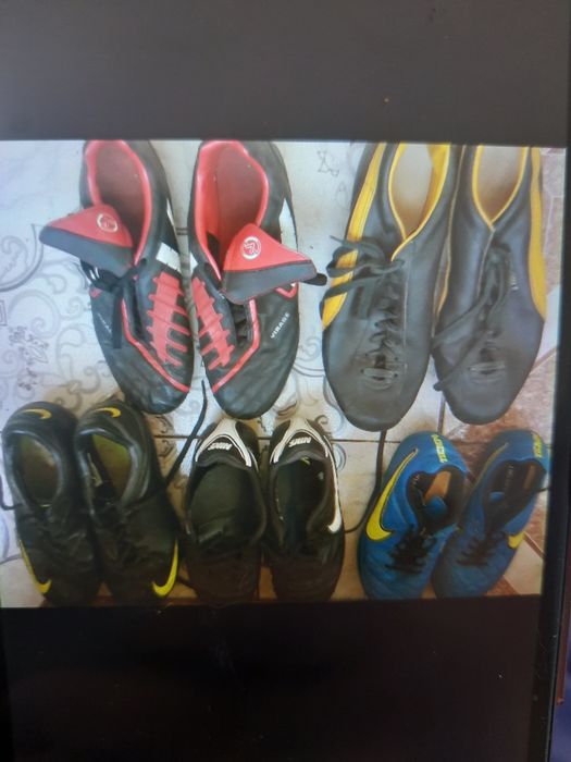 Vând sauschimb adidasi piele cu crampoane Nike ,Puma pt băieți/bārbat