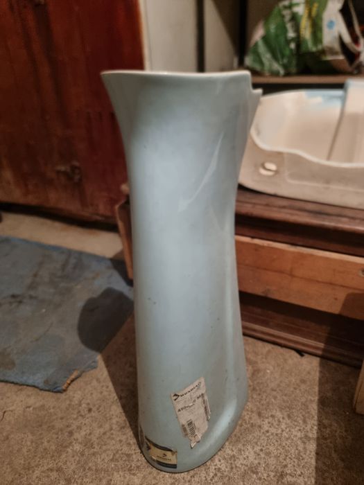 Chiuvetă de baie cu picior culoare albastră. Chiuvetă de baie albă