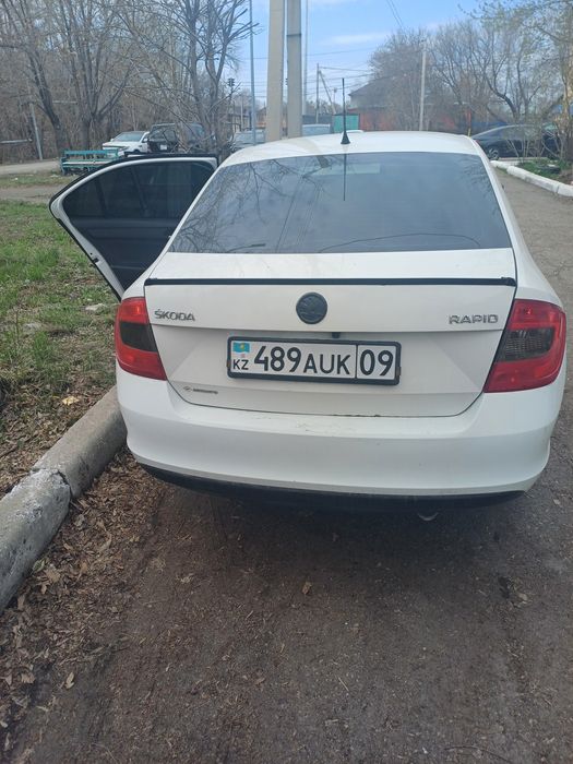 Продам машину б/у 2014 года шкода рапит