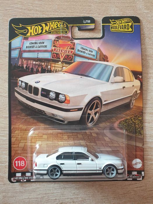 Hot Wheels Premium Boulevard '91 BMW M5 E34 1:64