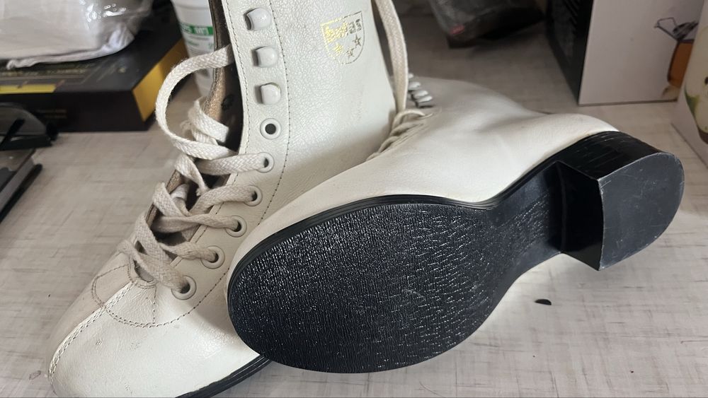 Продаю ботинки для коньков