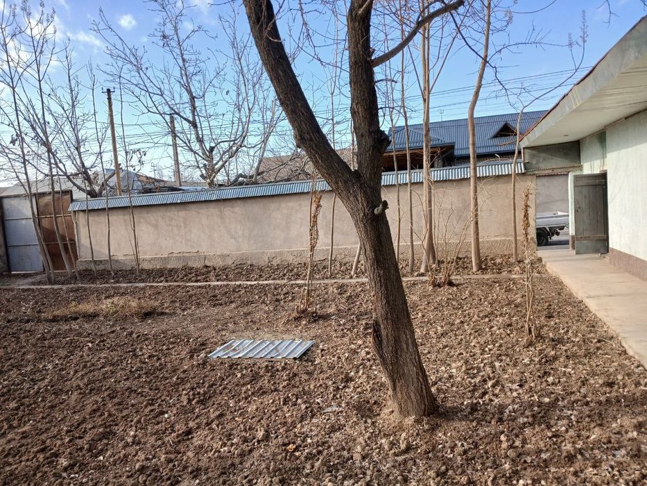 Продается участок возле канала(сзади дома проходит)с домом