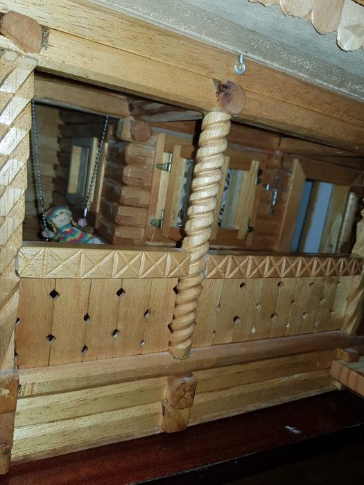 Căsuță din lemn sculptată manual
