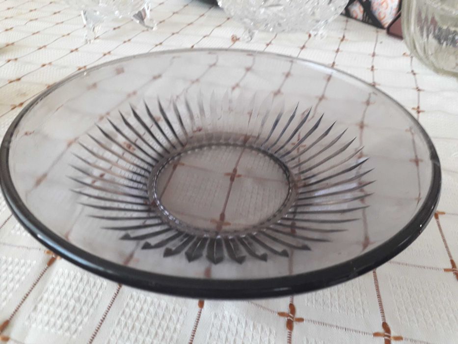 Стъклени чаши, чинии, купи и подноси