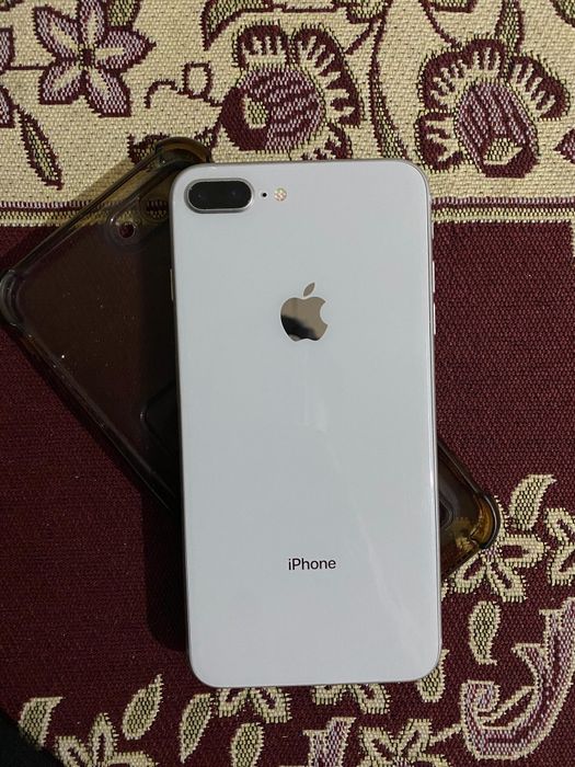 продам iPhone 8+
