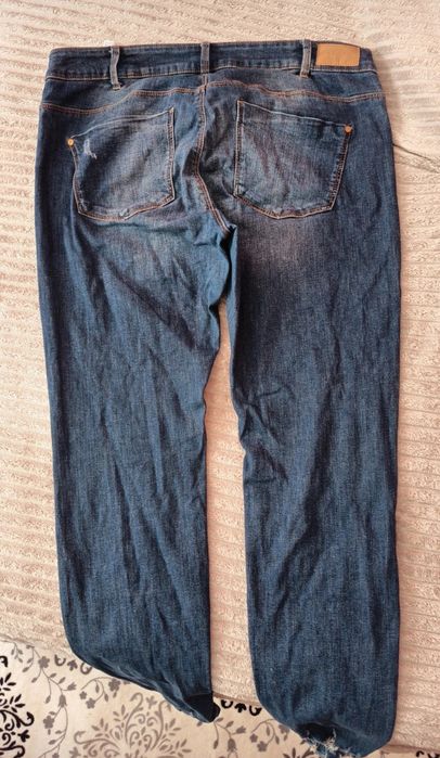 O pereche de jeans skinny / slim fit