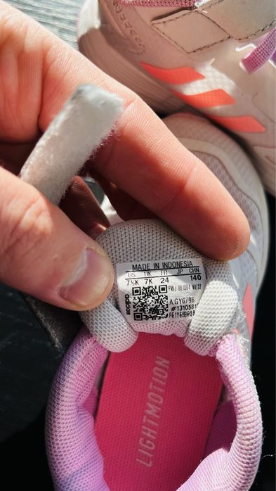 Adidasi Adidas aproape noi
