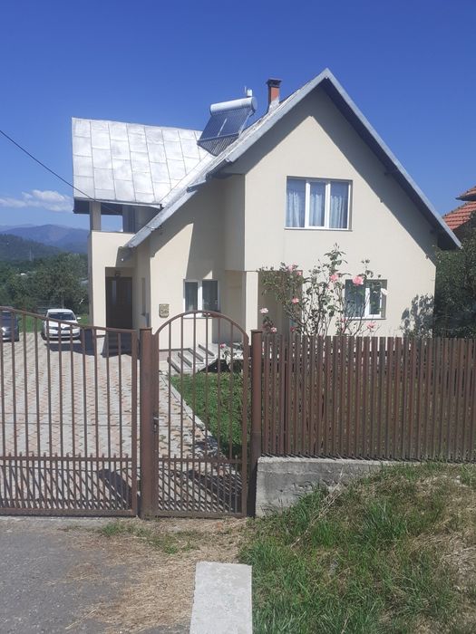 Vând casă cu 3 camere și mansarda. Anul 2000