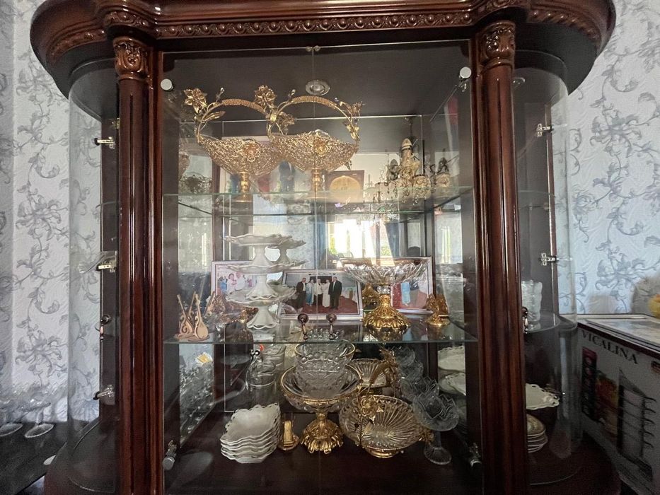 Продается классический сервант-витрина