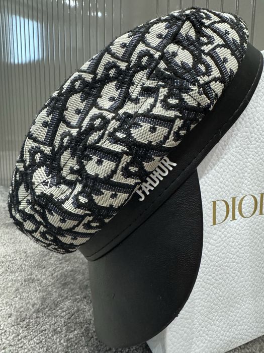 Дамска шапка тип каскет