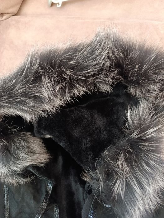 Палто от естествена кожа и сребърна лисица на качулката