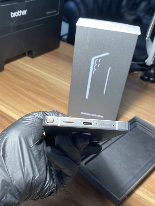 Samsung Galaxy S25 Ultra • 256 GB • Titanium Black