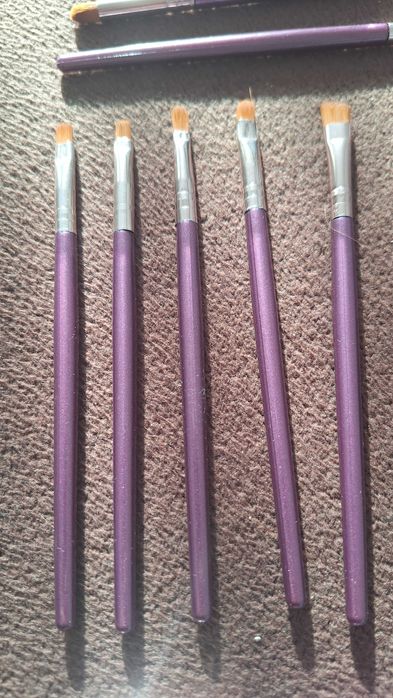 Четки за грим в лилав цвят