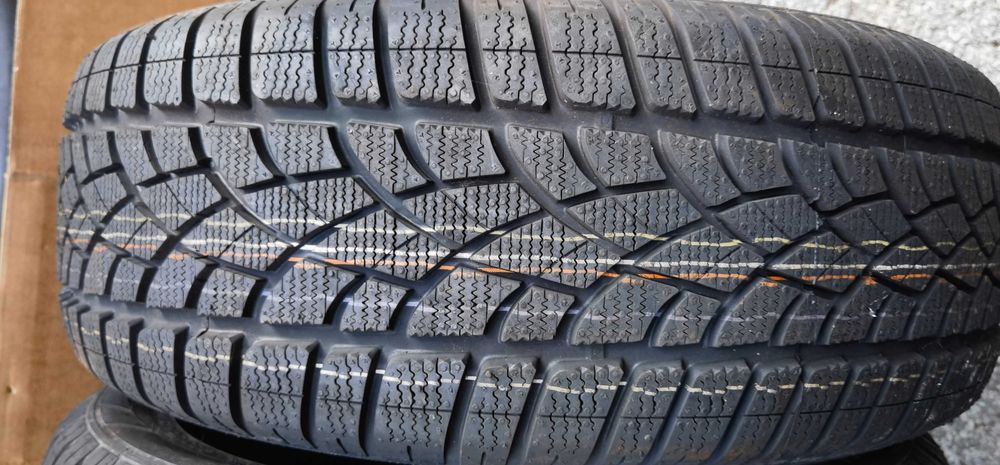 Чисто Нови 235 50 19 Dunlop