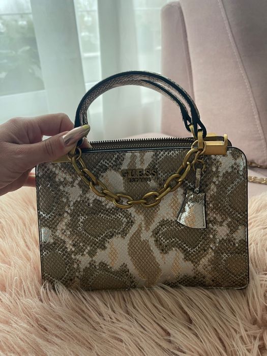 Чанта Guess страхотен принт