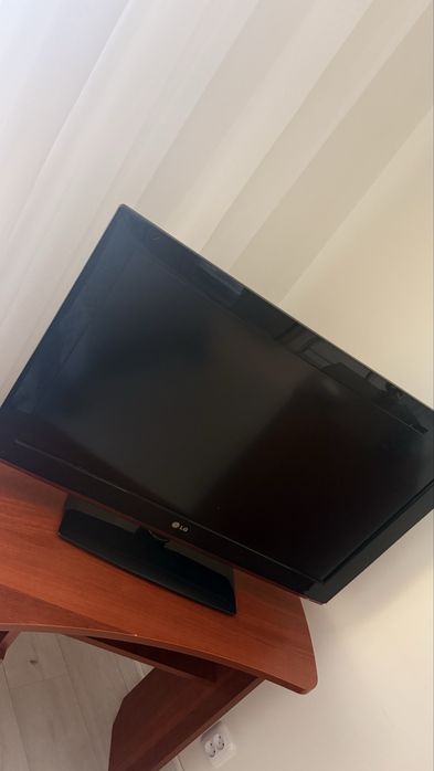 Телевизор марки LG в хорошем состоянии