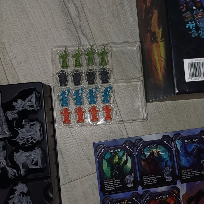 Vând Lords of Ragnarok –stare foarte bună, 3 piese lipsa 430lei neg.