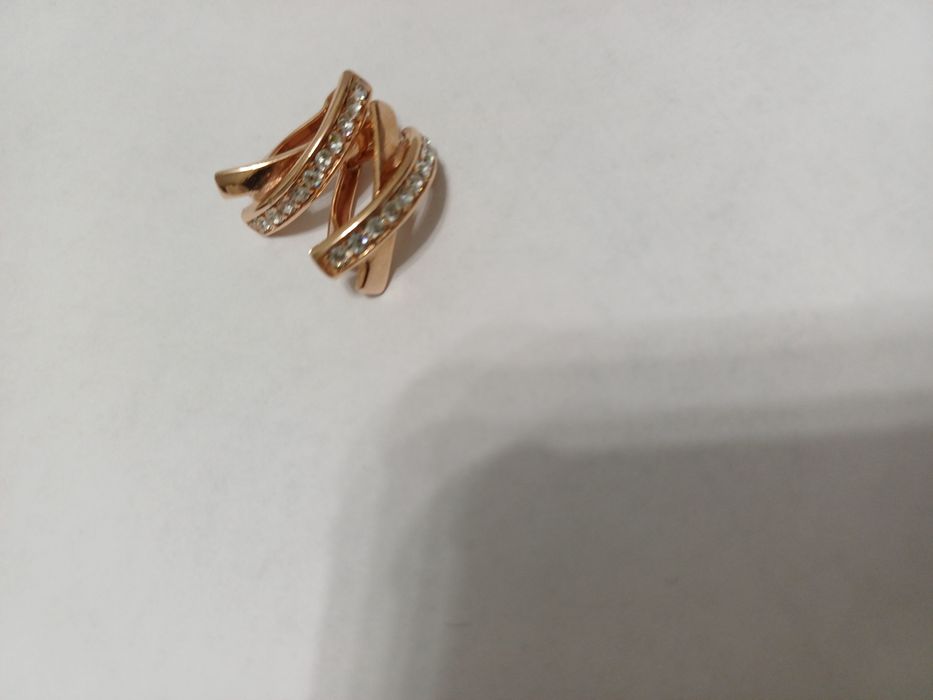 Серьги с сияющим камнем