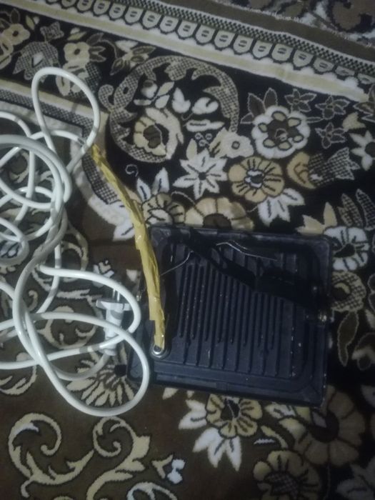 Продаю прожектор хорошо нови